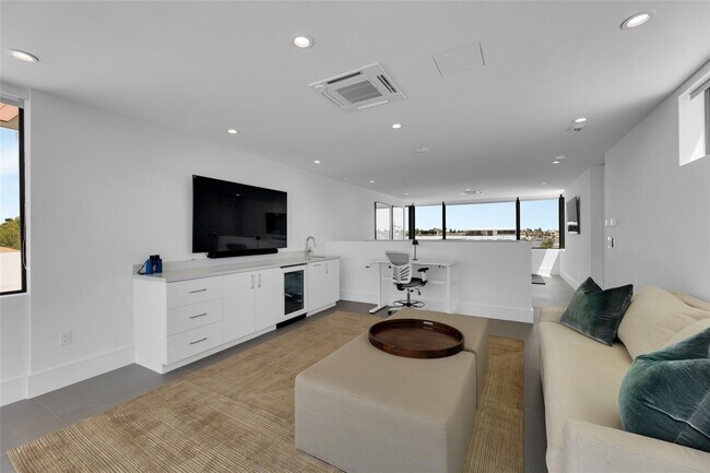 Building Photo - 1730 SE 13th St