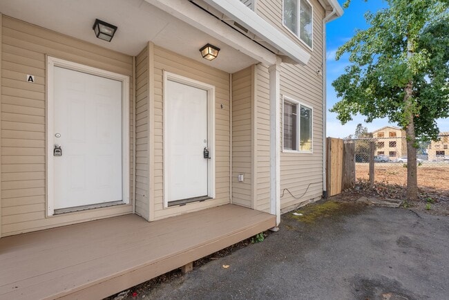 Building Photo - Spacious 2-Bedroom Duplex in SE Portland