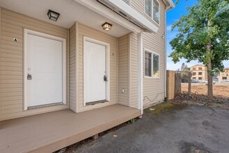 Building Photo - 2-Bedroom Duplex in SE Portland - Enjoy 1/...