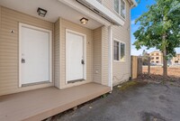 Building Photo - 2-Bedroom Duplex in SE Portland - Enjoy 1/...