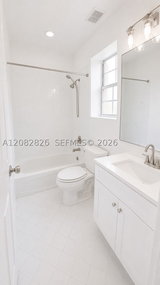 Building Photo - 1570 NE 33rd Rd
