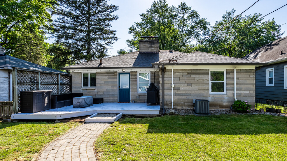 Building Photo - 5860 Primrose Ave