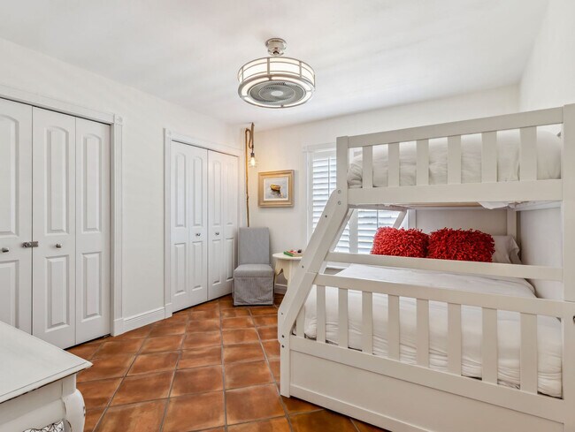 Building Photo - 510 106th Ave N