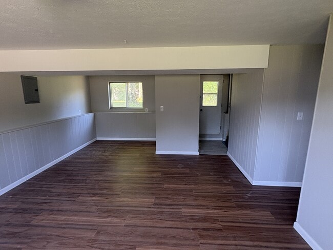Building Photo - 256 Monroe Dr