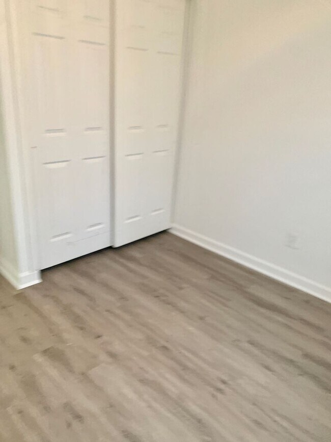 Building Photo - 3 Bedroom End Unit Townhouse