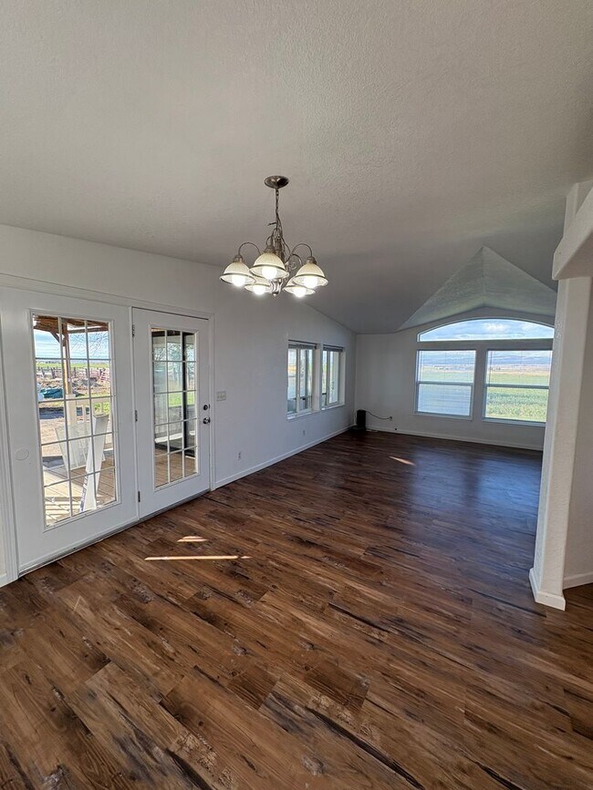 Building Photo - Country LIving