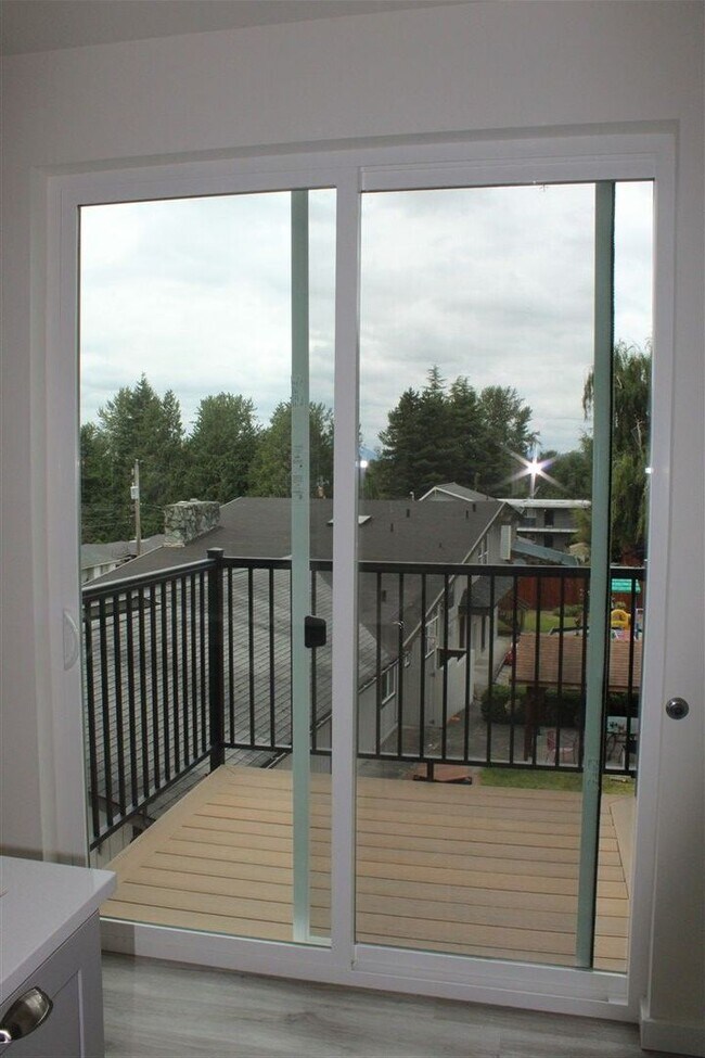 Building Photo - 2 bedroom 2 bathroom Brand New Triplex!