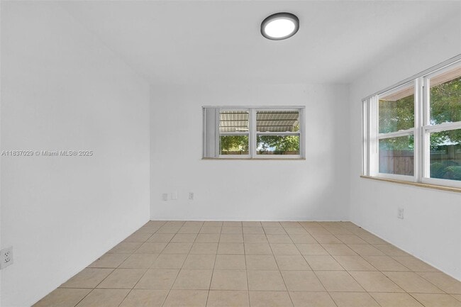 Building Photo - 2435 Plunkett St