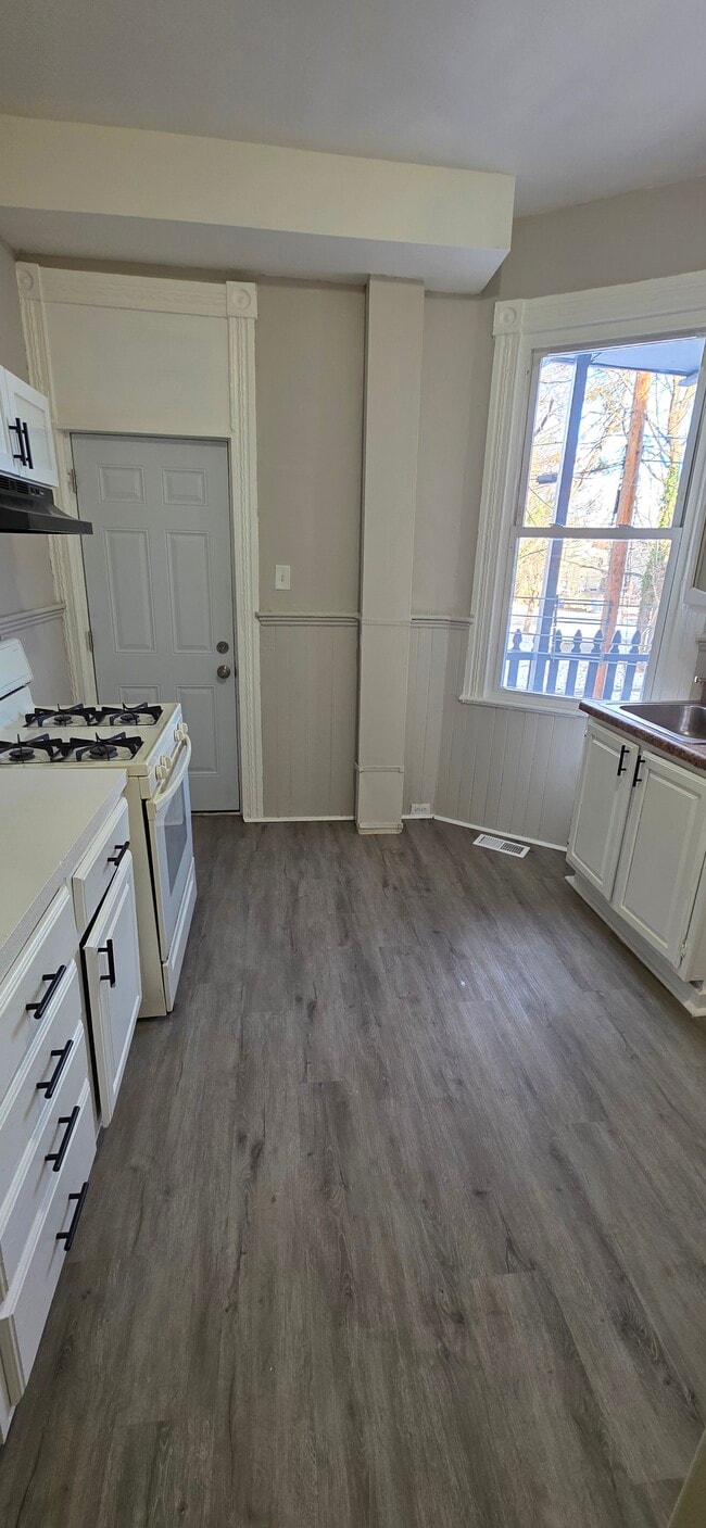 Building Photo - 1619 1/2 Division St-