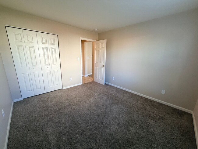 Building Photo - 1883 Creekstone Dr