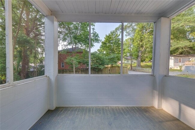 Building Photo - 845 Oak St NW