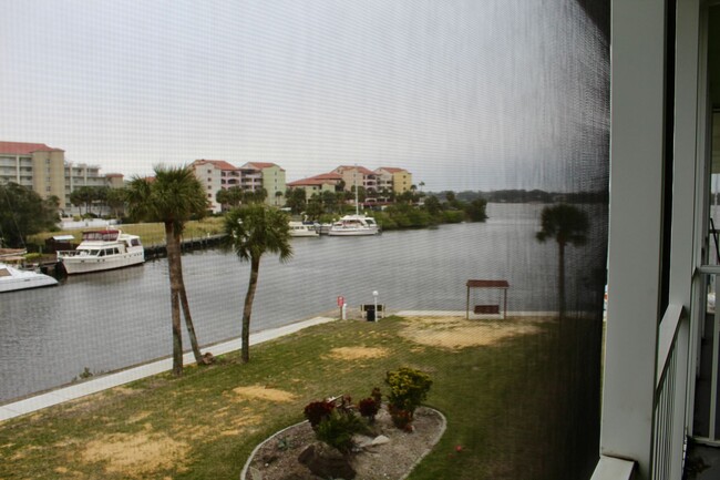 Building Photo - Beautiful 2/2 Riverfront Condo