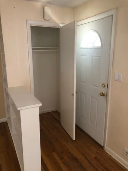 Building Photo - 633 E Stuart St