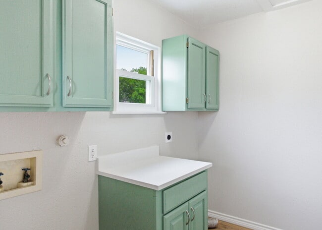 Building Photo - Fully Updated 2 Bedroom Home Near Randolph AFB