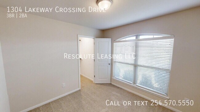 Building Photo - 1304 Lakeway Crossing Dr