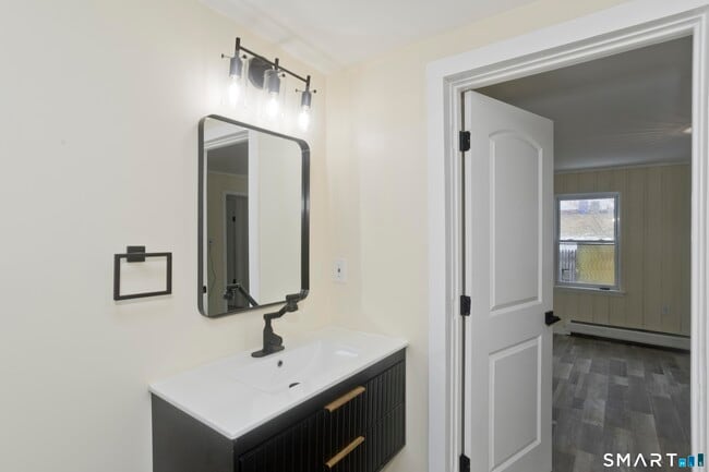 Building Photo - 47 Maple Ave