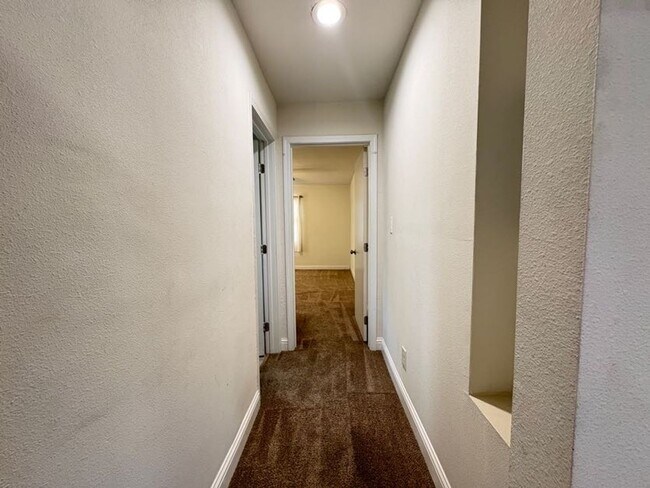 Building Photo - Charming 2 Bedroom Upstairs Unit in the He...