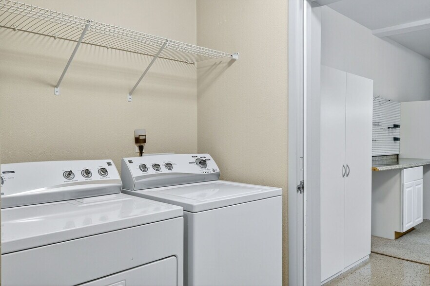 Building Photo - 10664 NE Holly St