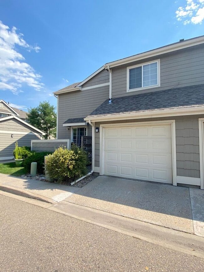 Building Photo - 3 Bedroom 2.5 Bath Townhome with 1 car gar...