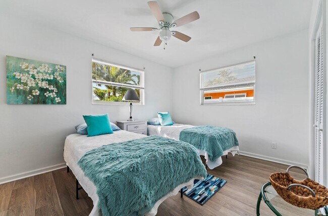 Building Photo - 9520 SE Point Terrace