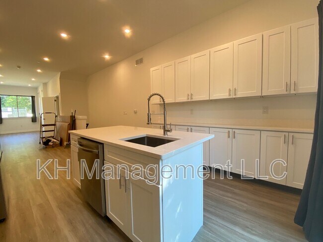 Building Photo - 976 N 45th St