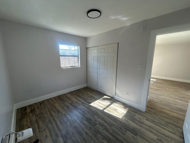 Building Photo - 2/1 updated duplex available now !