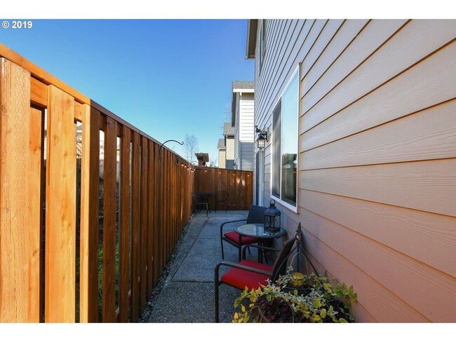 Building Photo - *** Half month free *** GORGEOUS 3 BED 2.5...