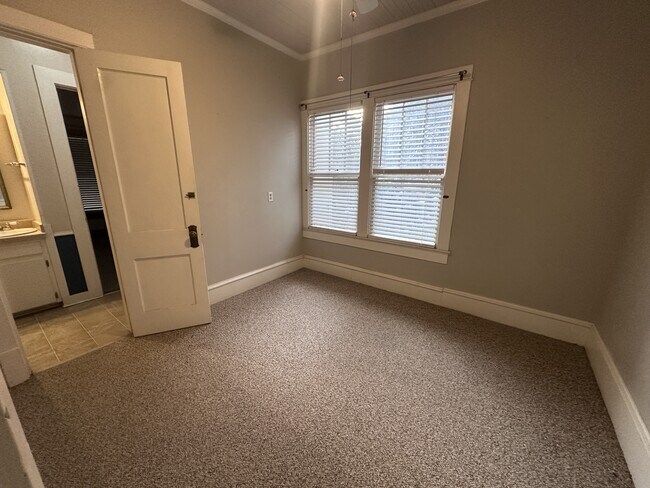 Building Photo - 215 N Washington St