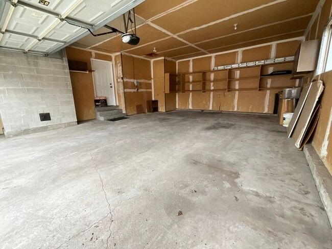 Building Photo - 5 bedroom 3 bath Home 2 car garage- Small dog friendly