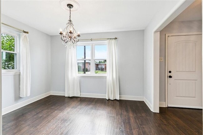 Building Photo - 1433 Poinsettia Dr