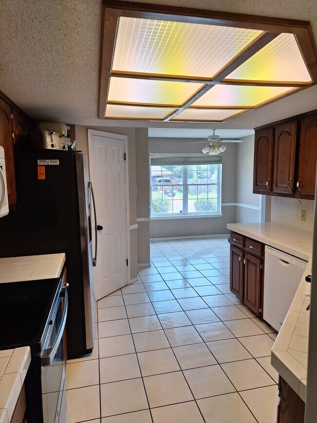 Building Photo - 8908 Rosewood Dr