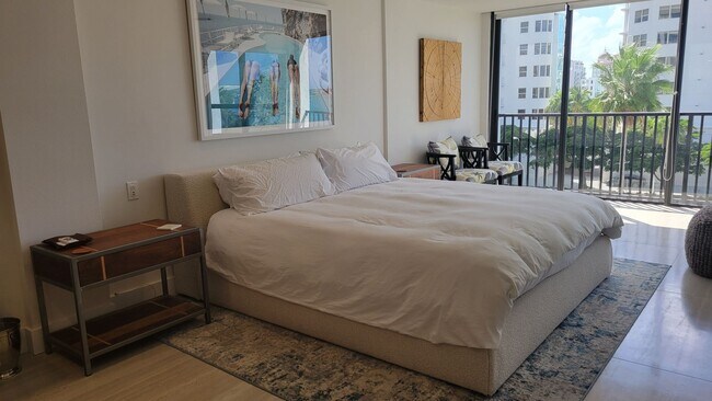 Building Photo - Beautifully renovated 2/2 condo downtown Sarasota with view of Bay!