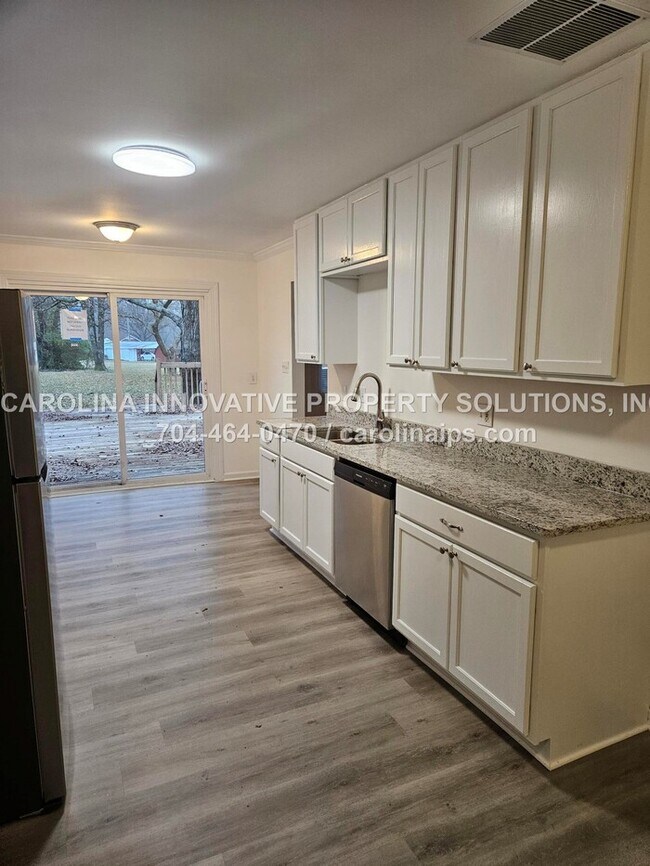 Building Photo - 1805 Falconhurst Dr