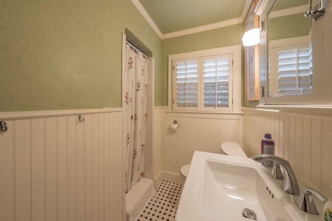 Building Photo - 2157 W Lotus Ave