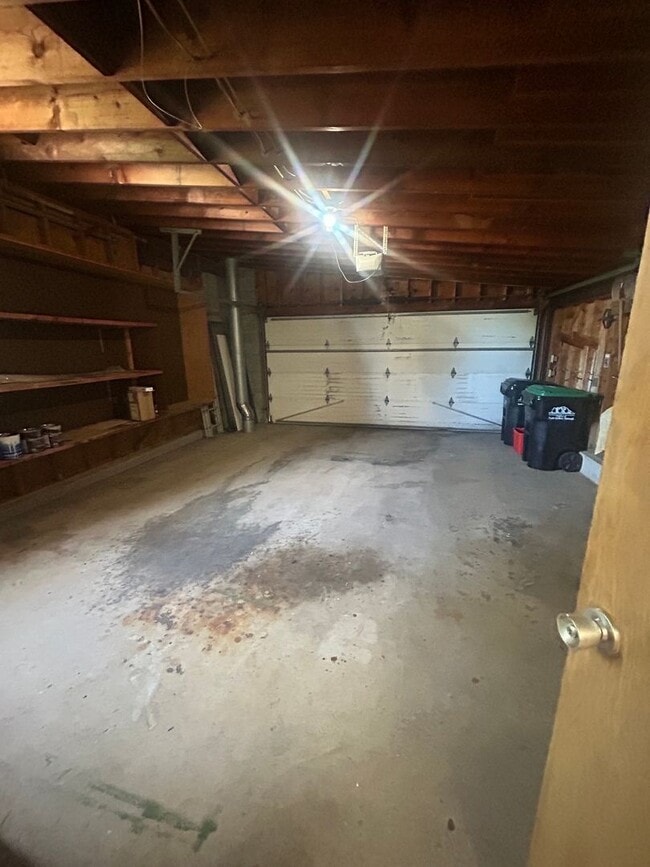 Building Photo - 3 bed, 2 1/2 bath house