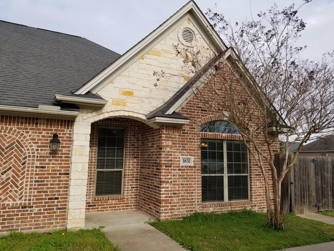 Building Photo - College Station - 3 Bedroom - 3 Bath - Duplex - Fenced Yard.