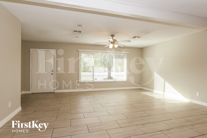 Building Photo - 4818 W Christy Dr