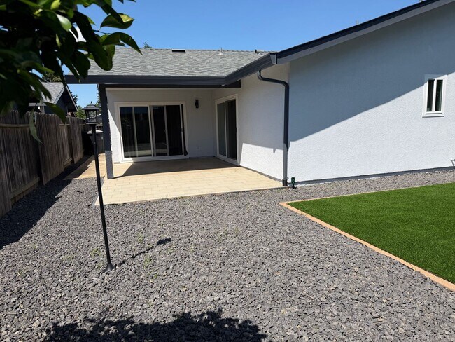 Building Photo - Absolutely gorgeous 3 bedroom 2 bath house