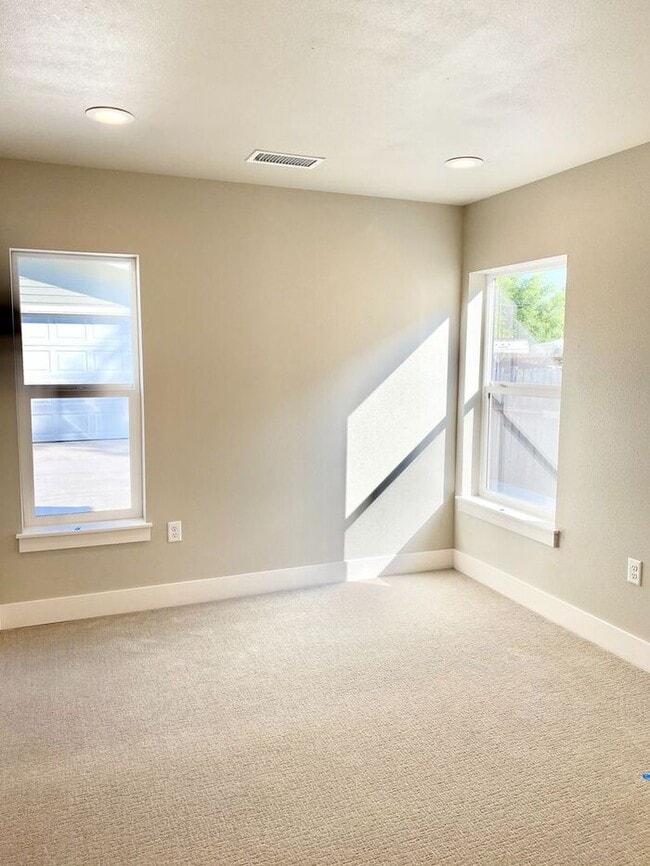 Building Photo - Nice Location in Heart of Old Town Fort Collins! WATER/SEWER/GAS INCLUDED IN RENT