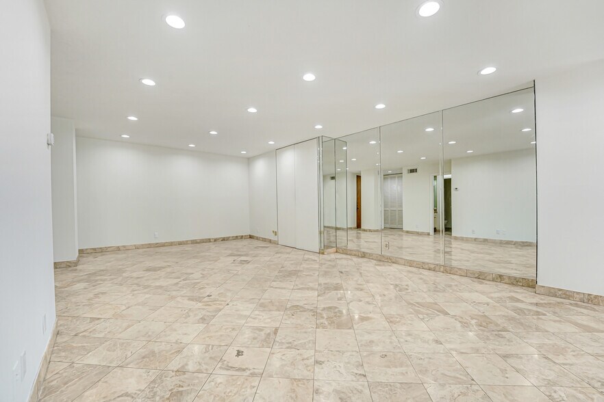 Building Photo - 10747 Wilshire Blvd