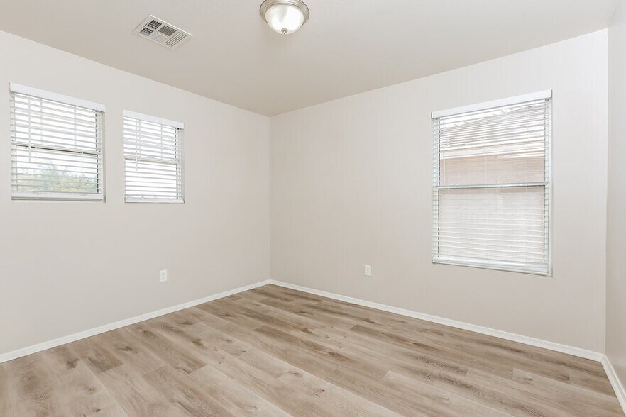 Building Photo - 1414 S 122nd Dr