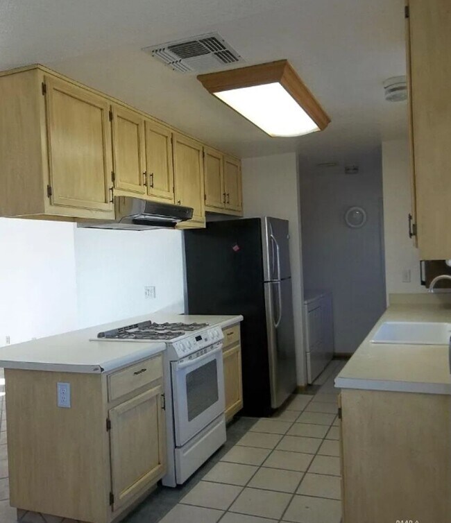 Building Photo - 3Bed, 2Bath **ON 2.5 ACRES!** Internet Paid.