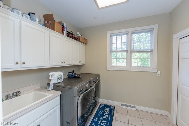 Building Photo - 30 Cableknoll Ln