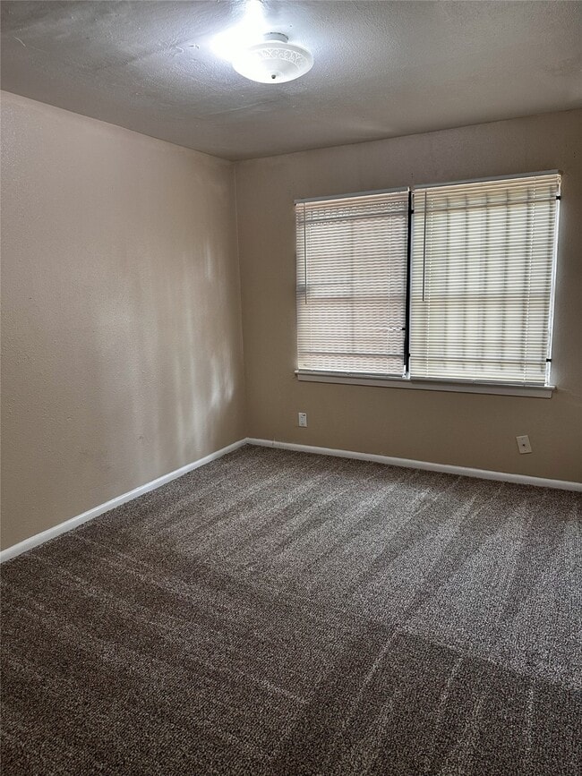 Building Photo - 3915 Brookfield Dr