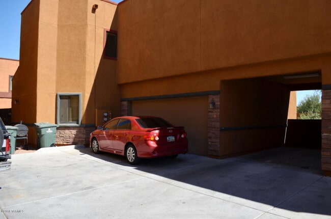 Building Photo - 3 Bedroom Eastside Townhome
