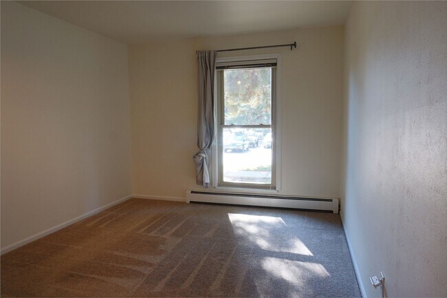 Building Photo - Adorable 1st floor 2 bedroom 1 bath condo ...