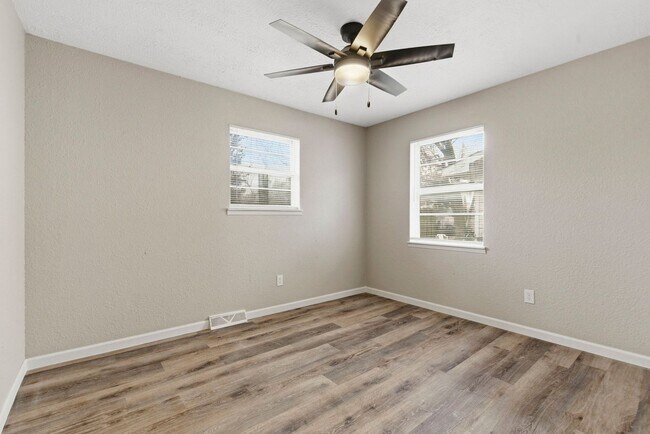 Building Photo - 4 Bedroom home 2 bath Available NOW!