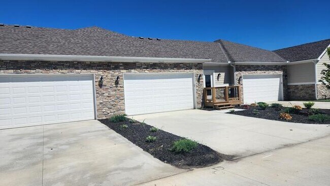 Building Photo - Newly constructed Maintenance provided 3 bed 2.5 bath