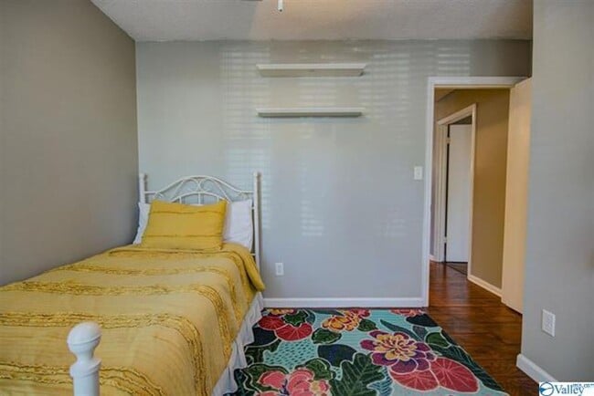 Building Photo - THREE BEDROOM/TWO BATH SPACIOUS RANCH - GR...