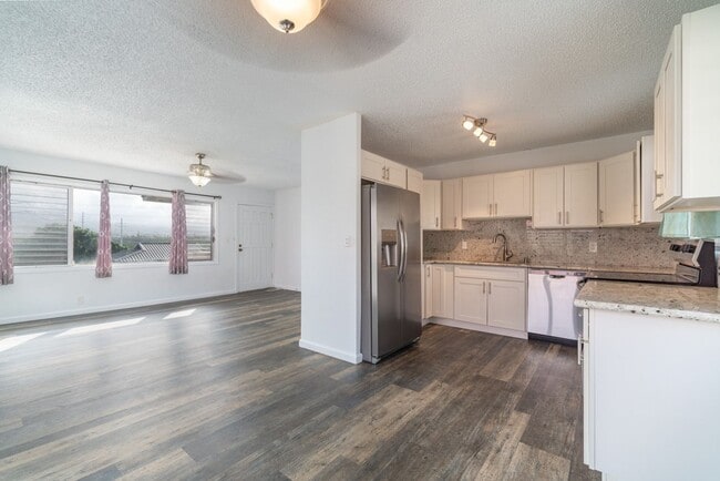 Building Photo - Fully remodeled, spacious 3BR/1.5BA/2PKG near Waikele